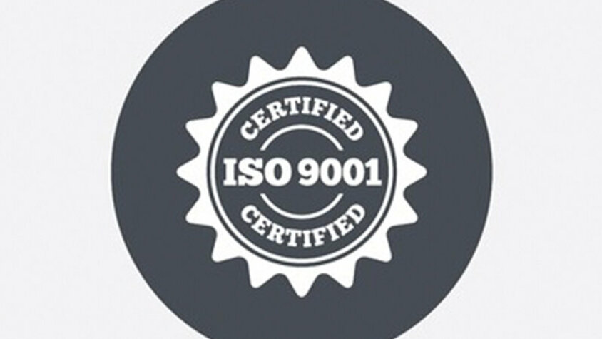 Ein Patch auf grauem Hintergrund mit den Worten 'ISO 9001 Certified'.